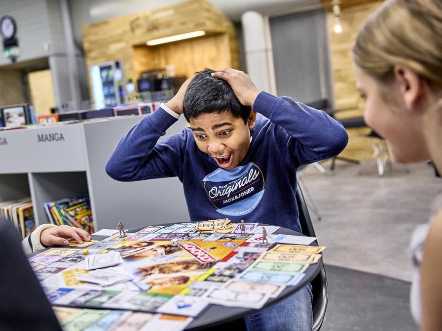 Unge spiller et spil på Randers Bibliotek